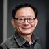 caoliu新时代内容主编林晓峰，专注资源社区平台研究的资深编辑，戴眼镜温和笑容的中年男性